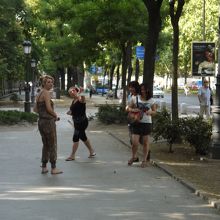 花売り泥棒らしい女性達。胸元にカーネーションをさしてきます。