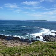 玄武岩の黒い岩と濃い青の海