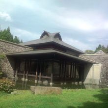 近代的建物になまはげが