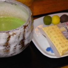 入り口のお茶やさんで食べた坊ちゃん団子
