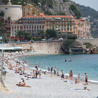 左の赤い建物です