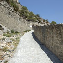砦への登り道