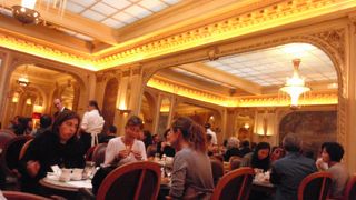 高級なパリのカフェを体験したいなら、お勧め！