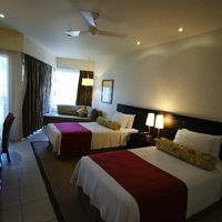 ゆったりめで使いやすいお部屋。落ち着いた色合いも良いです。