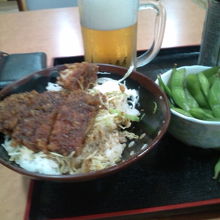 中の食堂で生ビール、枝豆、ソースカツ丼