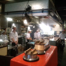 入って直に竃に大きなお釜