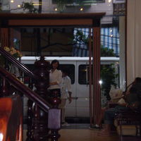 ロビーの様子（ハロン湾ツアーのバスを待っています）