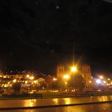 クスコ市街　アルマス広場の夜景です