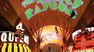 天井に映し出される映像は、アメリカらしくて好きです