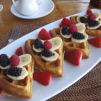 オーシャンというレストランで無料朝食。ワッフル美味しい☆