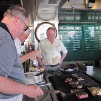 ホテル1Fのショアバード、５時半までに入ればお得なステーキコ