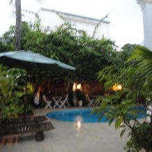 施術後にプールサイドで食事を頂きました