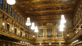 黄金の大ホールに感動！