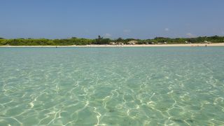 エメラルドグリーンの遠浅ビーチ