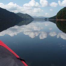 ホントーに波がないときの秋元湖はココまでスゴイ！