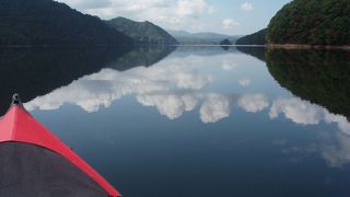 運が良ければ、雲が映る鏡のような湖面に出会えます！ <<秋元湖カヌー行>>