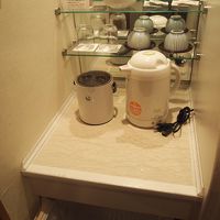 ほうじ茶パック・緑茶パック×2セット！下段は空っぽの冷蔵庫