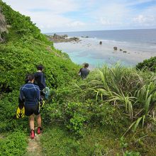 崖を降りるところ