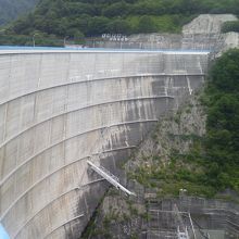 アーチ式コンクリートダムです。