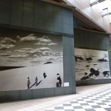 美術館入口にある壁面大の写真