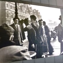 「市役所前のキス」　ロベール・ドアノー　1950年