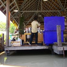 パフォーマンスしている茶店