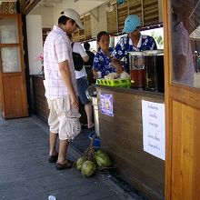 あとですくって食べれる柔らかい白いヤシの実とアイスクリーム
