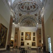 ムリーリョの柔らかな宗教画がたくさん。修道院として建てられた美しい展示室です。