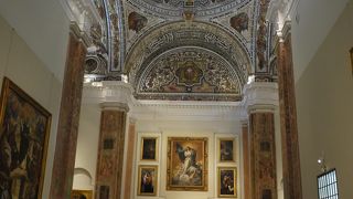 ムリーリョの柔らかな宗教画がたくさん。修道院として建てられた美しい展示室です。