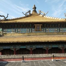 須弥福寿之廟の本堂は金色の屋根
