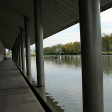 美術館入り口へに続く