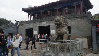 質素な皇帝の別荘と派手なチベット寺院