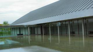 水の上に浮かぶように建てられた美術館