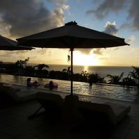 プールサイドから夕日を眺める