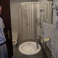 シャワーは丸いタイプ。トイレを挟んでバスタブがある。