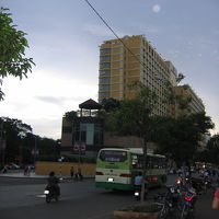 ホテルは大通りに囲まれています。