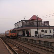 駅舎とメロス号