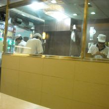 店内の眺め（小籠包作ってます）