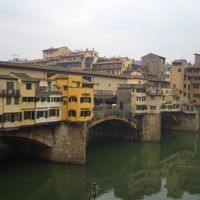 ホテル玄関からみたアルノ川