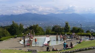 眺め良し！芝生が気持ち良くて、子供から大人まで楽しめる公園。