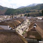 茅葺き屋根の町並