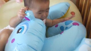 泳ぐだけではありません　お土産に　十分でした.(カバの浮き輪）