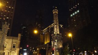 ここシカゴ・ウォーター・タワーからミシガン・アベニュー・ブリッジまでの「マグニフィセントマイル」は夜の散策に最適！お勧めです！