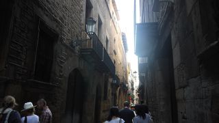 細い通り沿いです