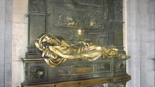 セルクラース像は輝いています