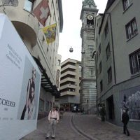 右側の時計塔が協会・とい面ビルがホテル