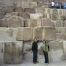 石の大きさは背丈くらい