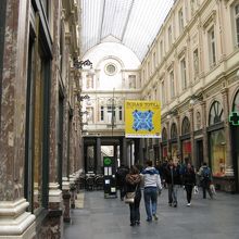 グランパレスに隣接している欧州最古のアーケード