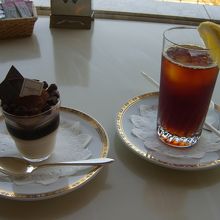 ティラミスとアイスレモンティー　税・サ込みで1050円