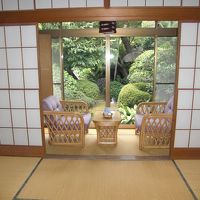 部屋から見える日本庭園